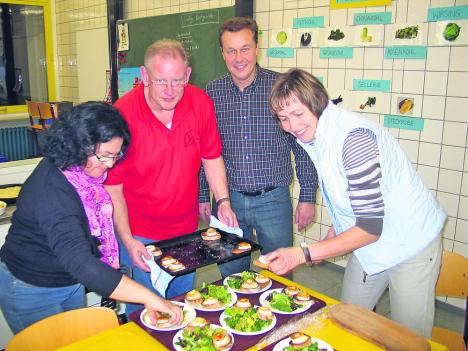 Anne Greiner und Albrecht Luther, von rechts, haben vom 
Partnerschaftsverein wieder einen Kochabend organisiert. GEA-FOTO: OEL